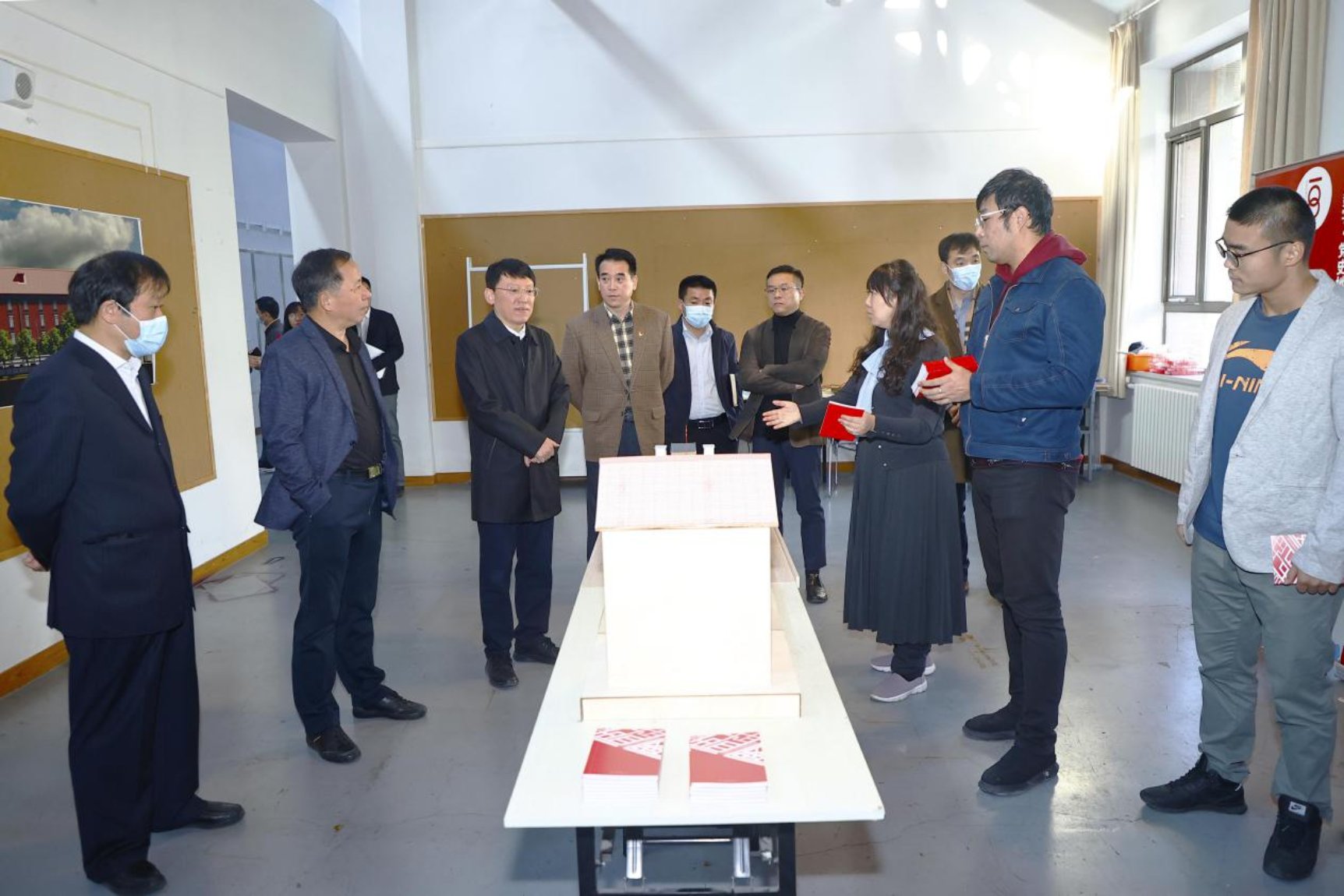 姜泽廷同志、张大玉同志带队赴建筑学院调研